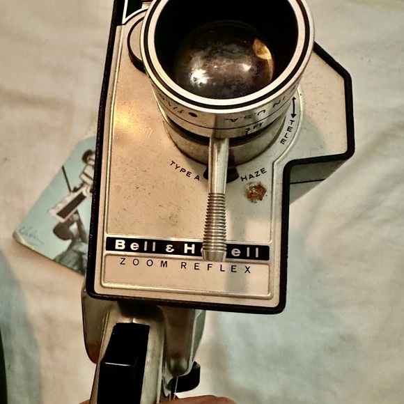 Vintage Bell & Howell Autoload Cartridge Movie Camera w Original Brochure. - Picture 6 of 14